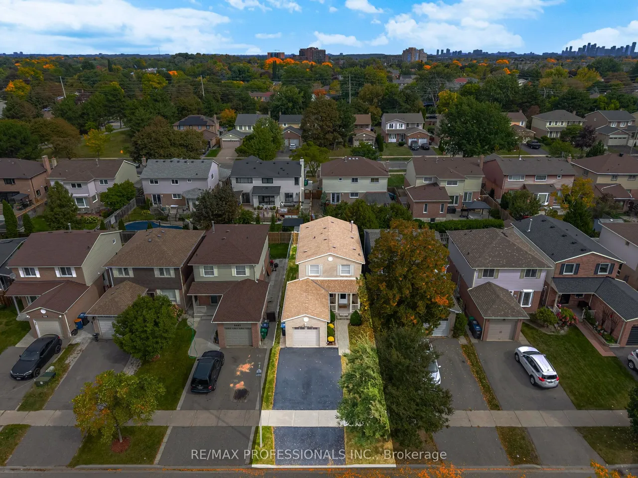 6081 Fullerton Crescent — photo 3