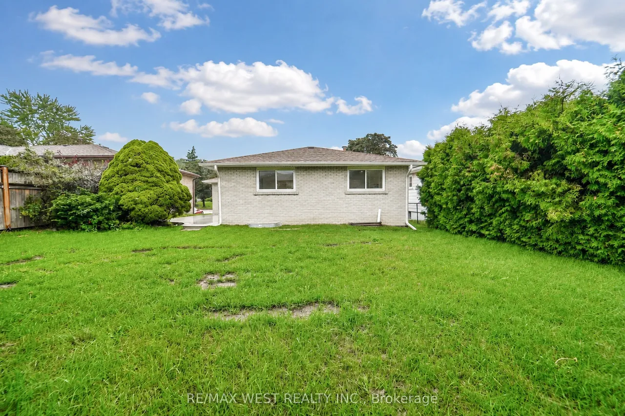 765 Dodsworth Crescent — photo 18