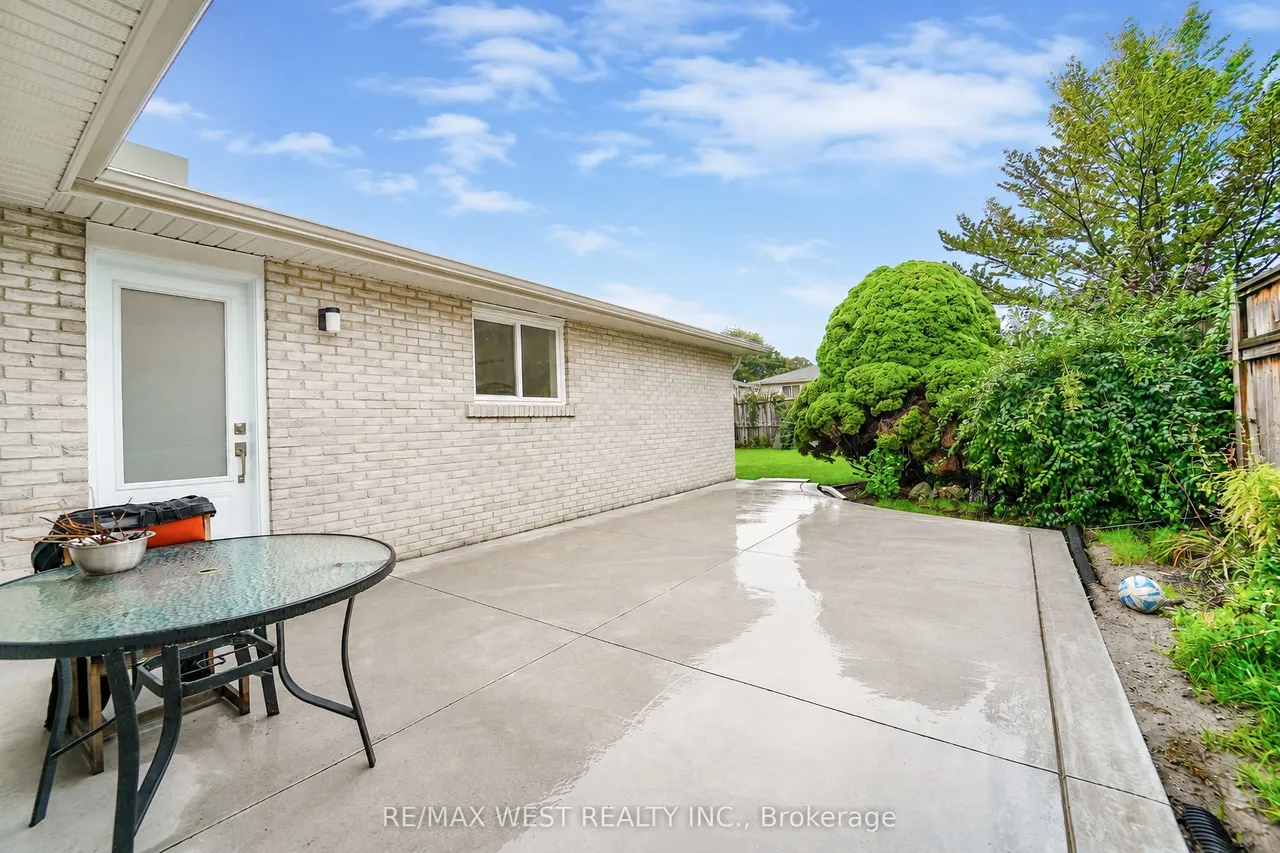 765 Dodsworth Crescent — photo 17