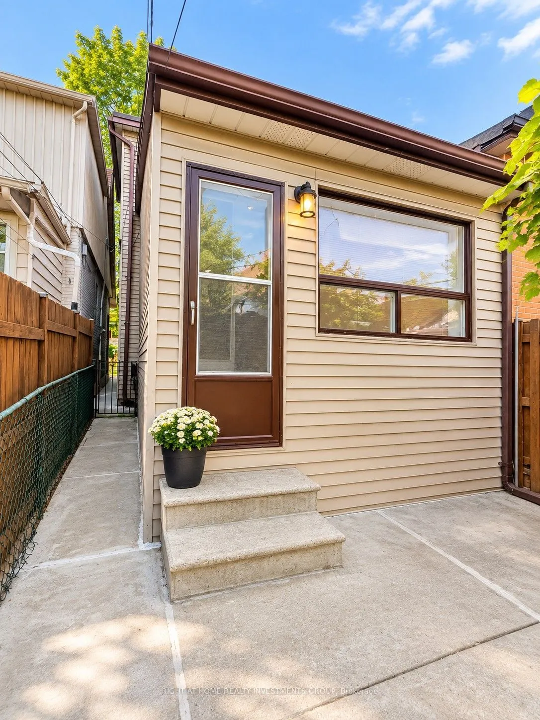 242 Silverthorn Avenue — photo 3