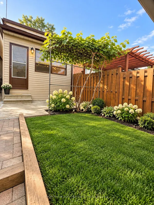 242 Silverthorn Avenue — photo 2