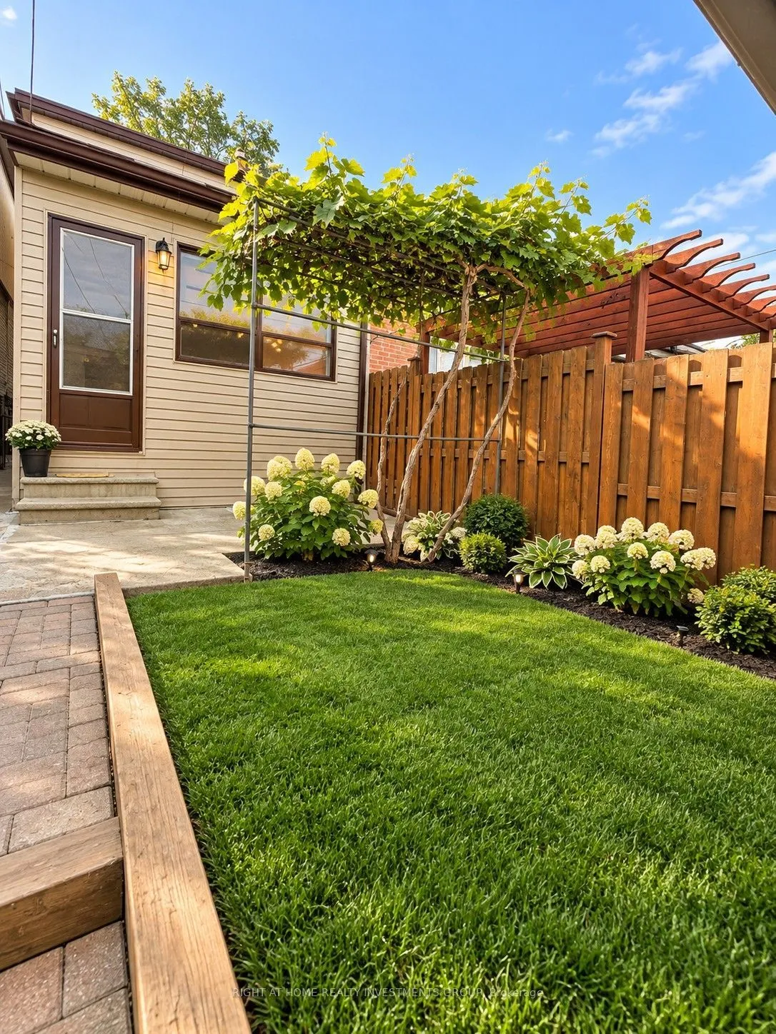 242 Silverthorn Avenue — photo 2