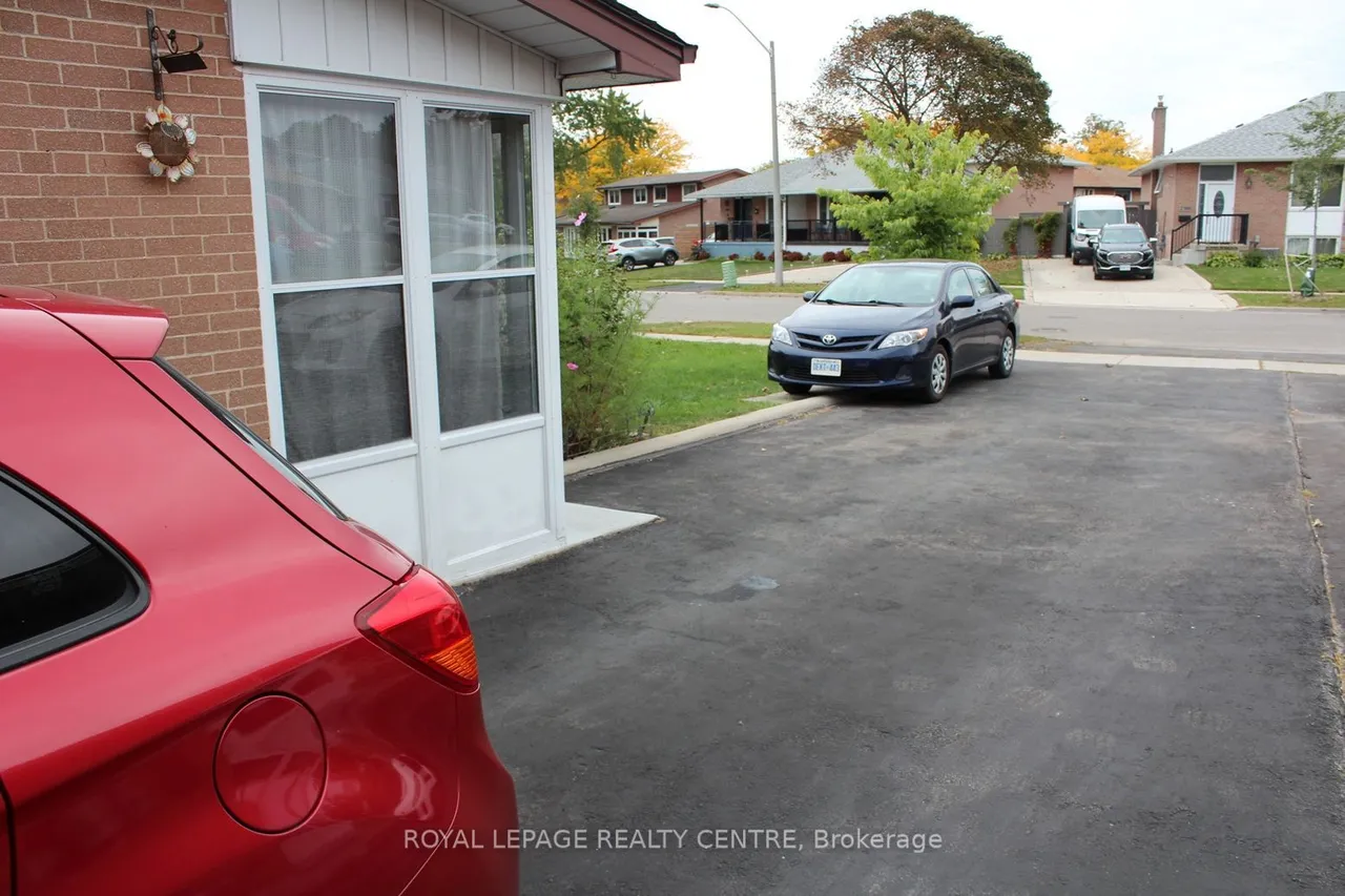 2385 Padstow Crescent — photo 3