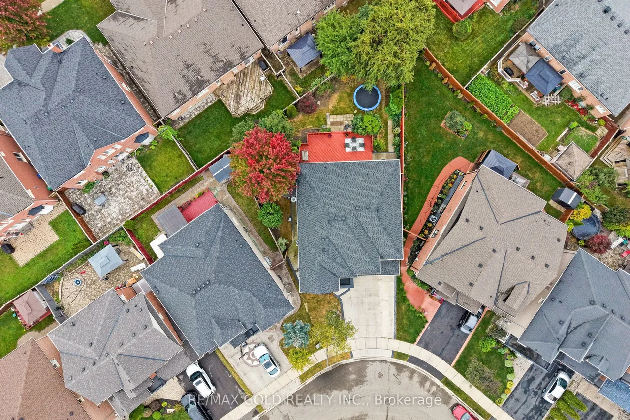 16 Regis Circle — photo 37