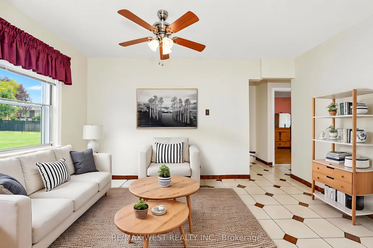 428 Maple Leaf Drive — photo 2