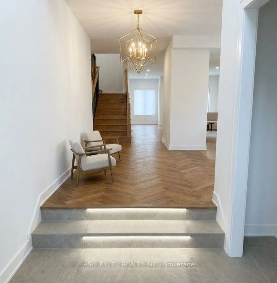 2574 Sharon Crescent — photo 2