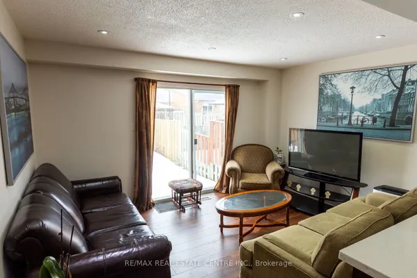 42 Wooliston Crescent — photo 2
