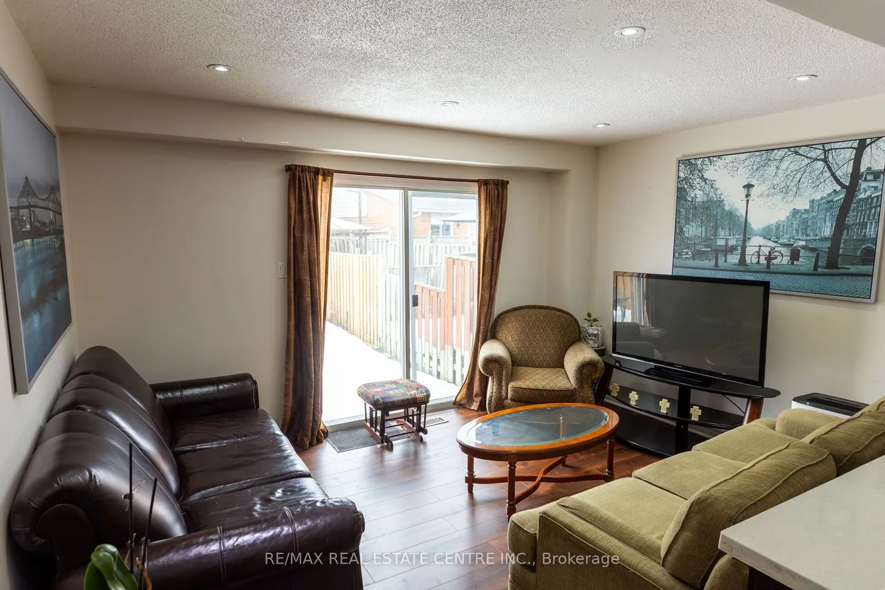 42 Wooliston Crescent — photo 2