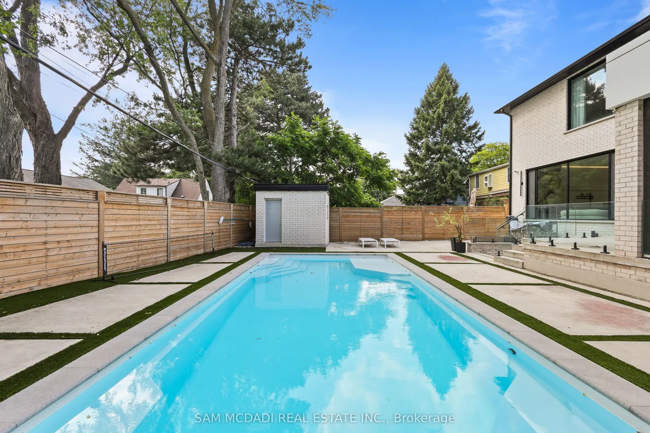 2186 Harcourt Crescent — photo 49