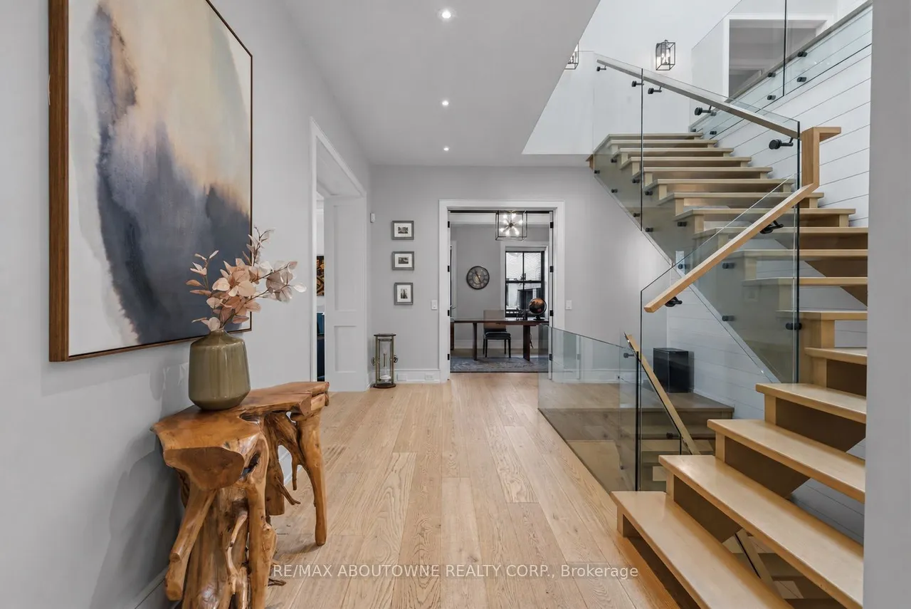 489 Lakeshore Road W — photo 3