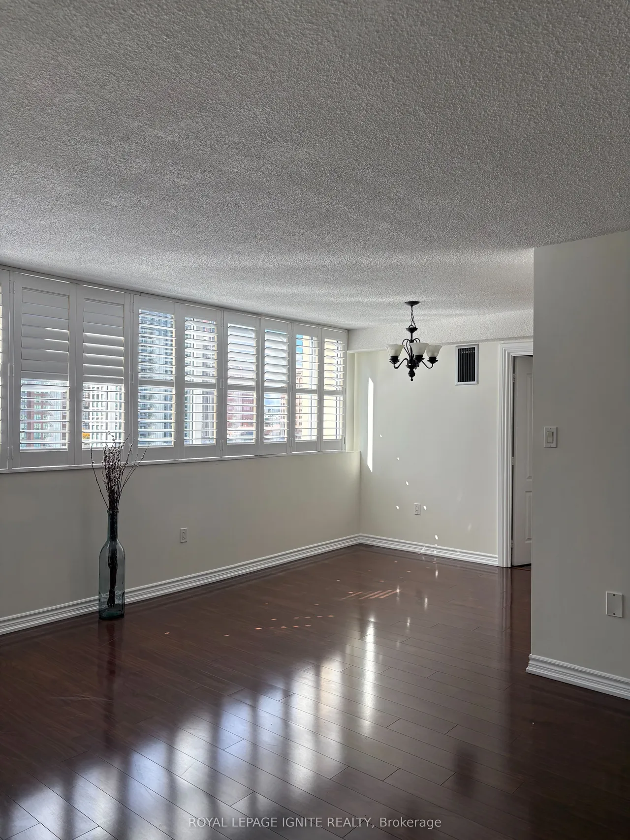 3590 Kaneff Crescent, Unit 1105