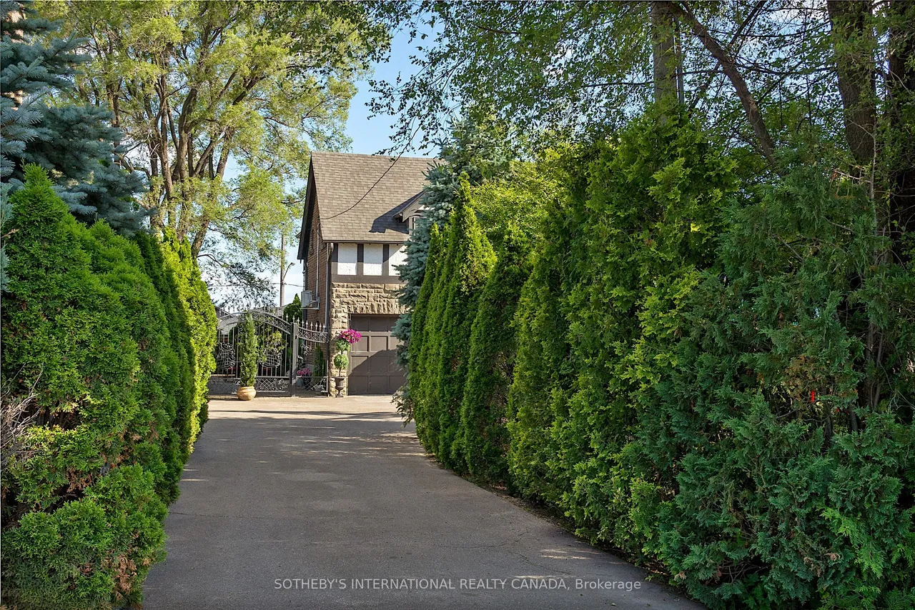 4009 Bloor Street W — photo 2