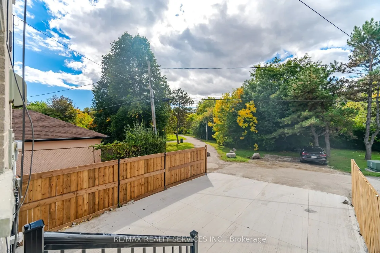 92 Corby Crescent — photo 25