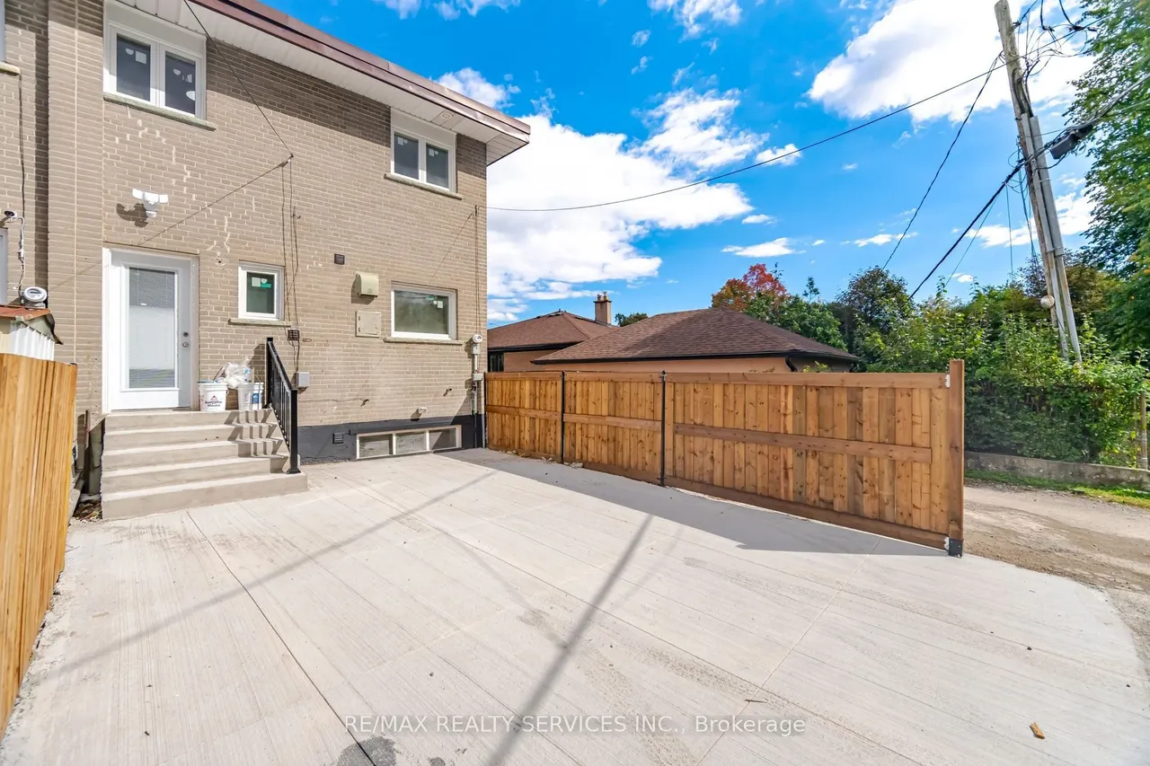 92 Corby Crescent — photo 3