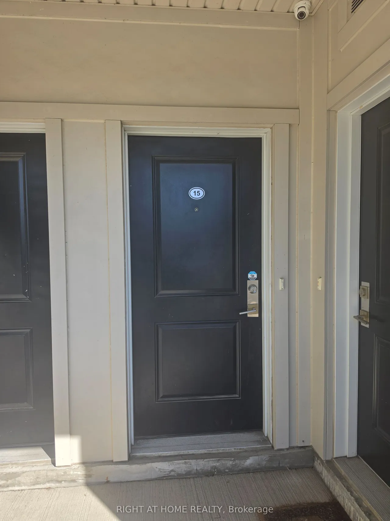 95 EASTWOOD PARK Garden, Unit 15 — photo 3