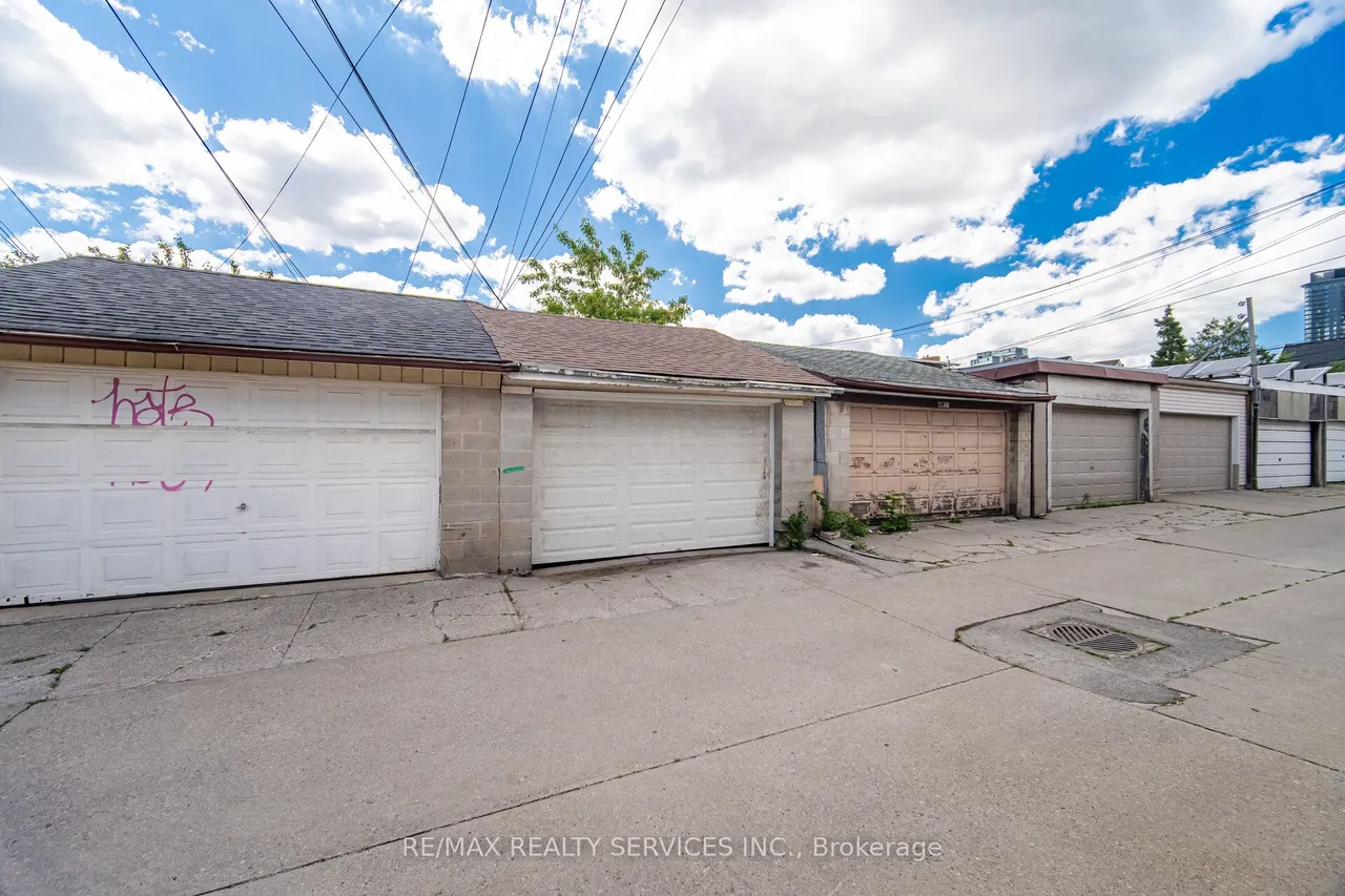 1147 Dufferin Street — photo 43