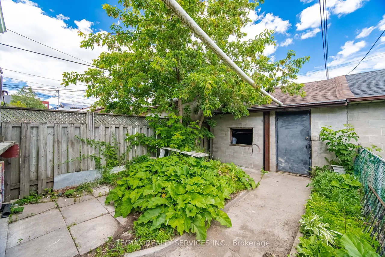 1147 Dufferin Street — photo 42