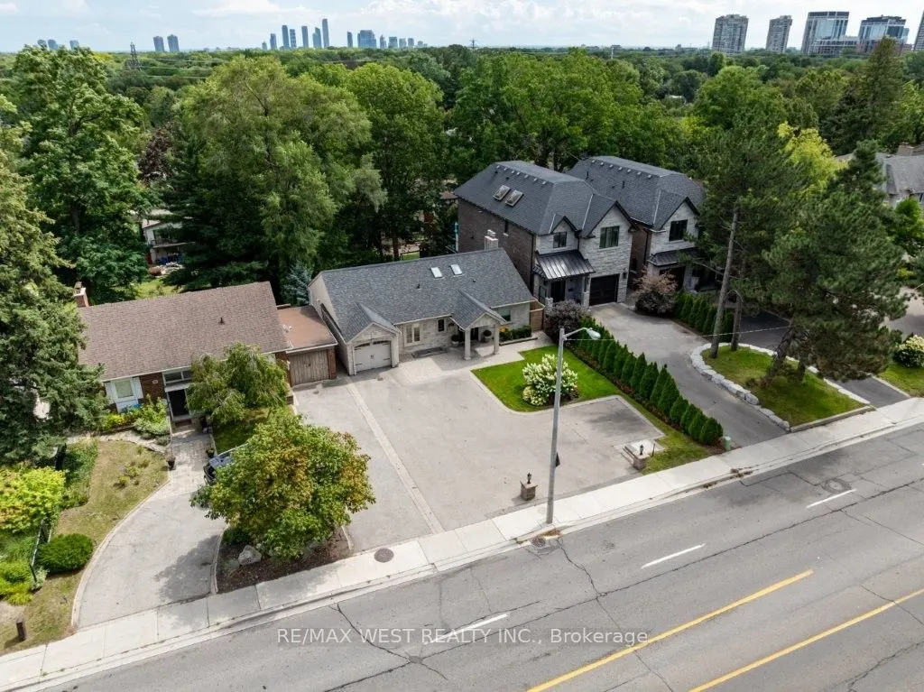 4653 Dundas Street W — photo 45
