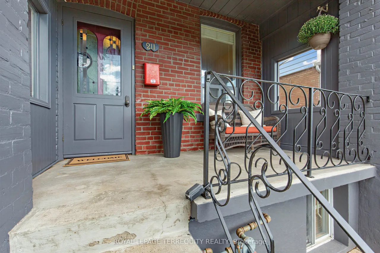 211 Blackthorn Avenue — photo 3