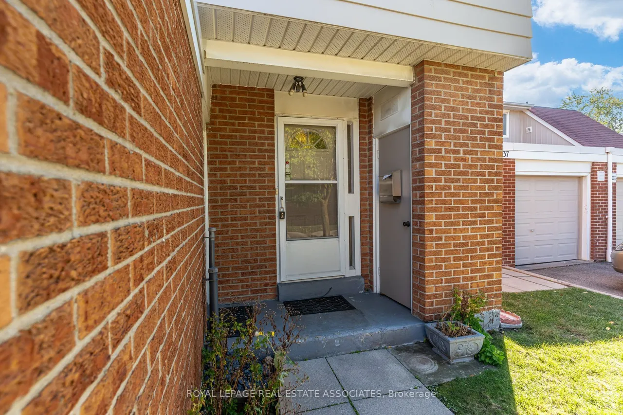215 Mississauga Valley Boulevard — photo 3