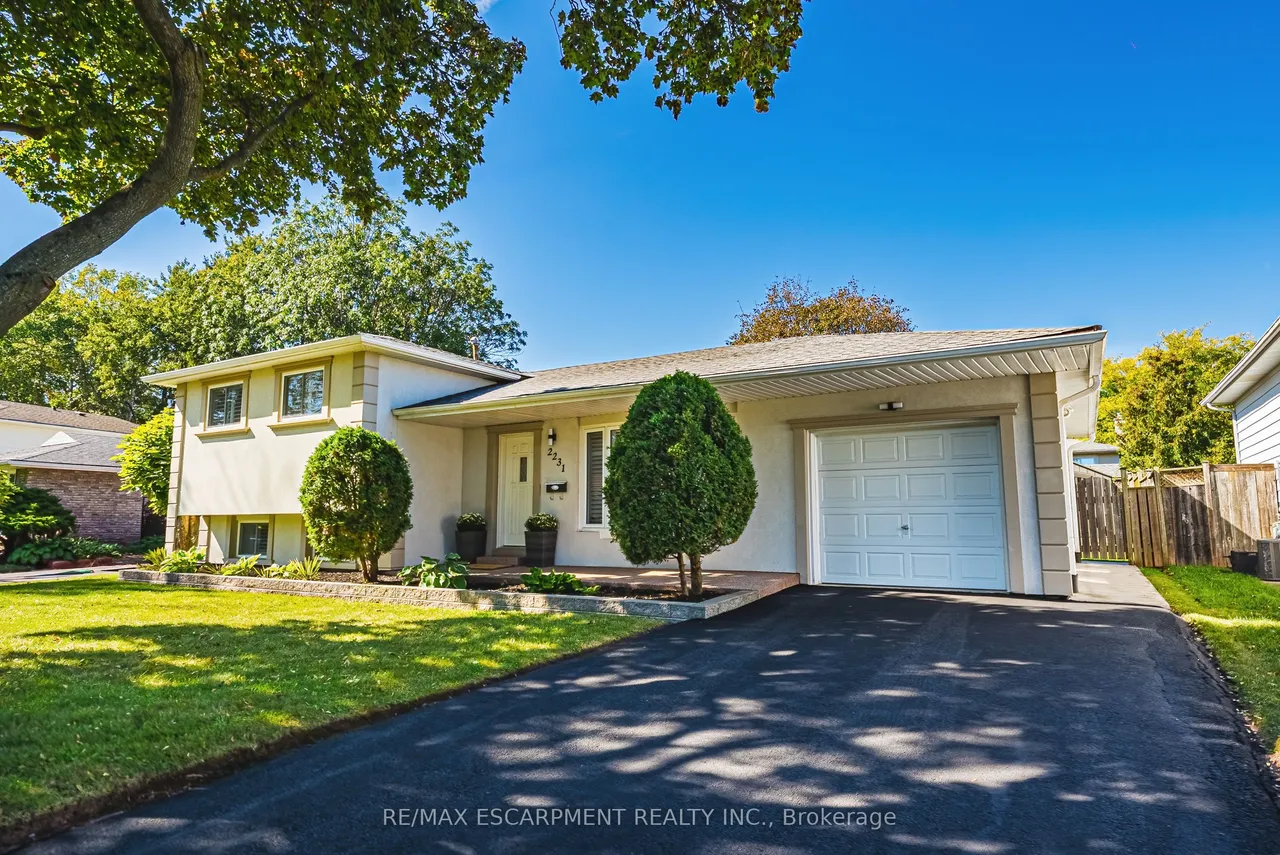 2231 Urwin Crescent