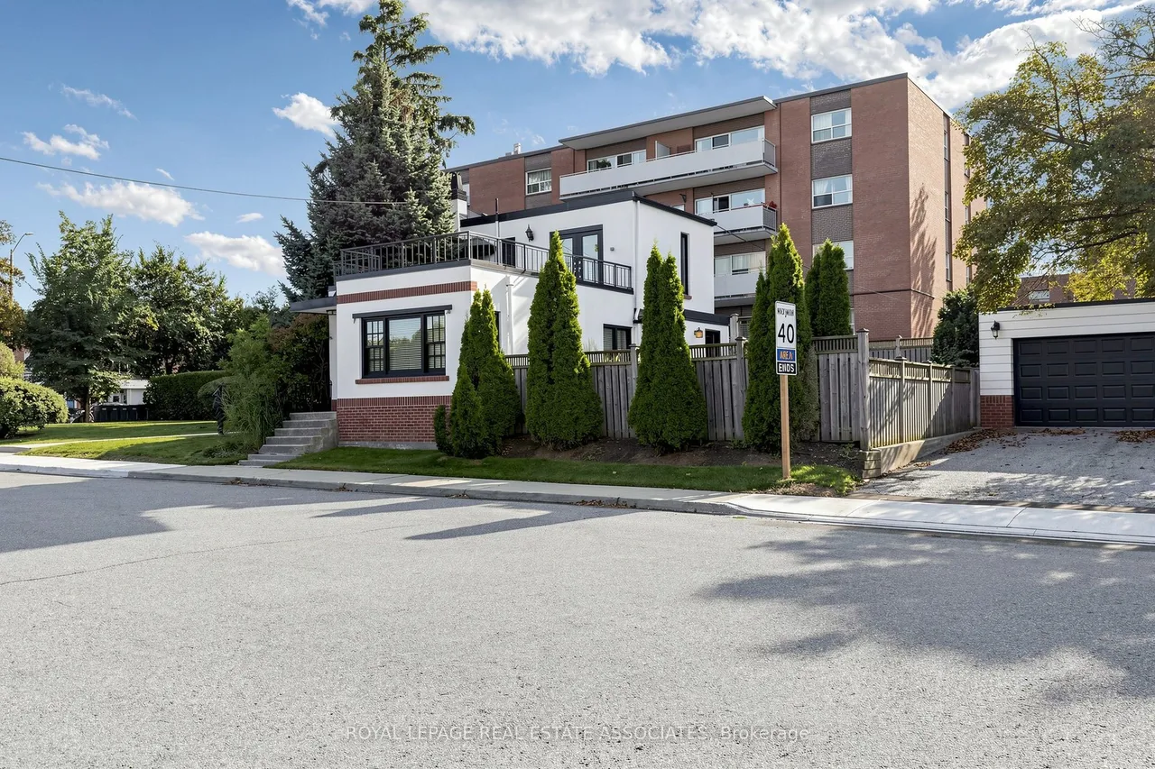 298 Lakeshore Road E — photo 3