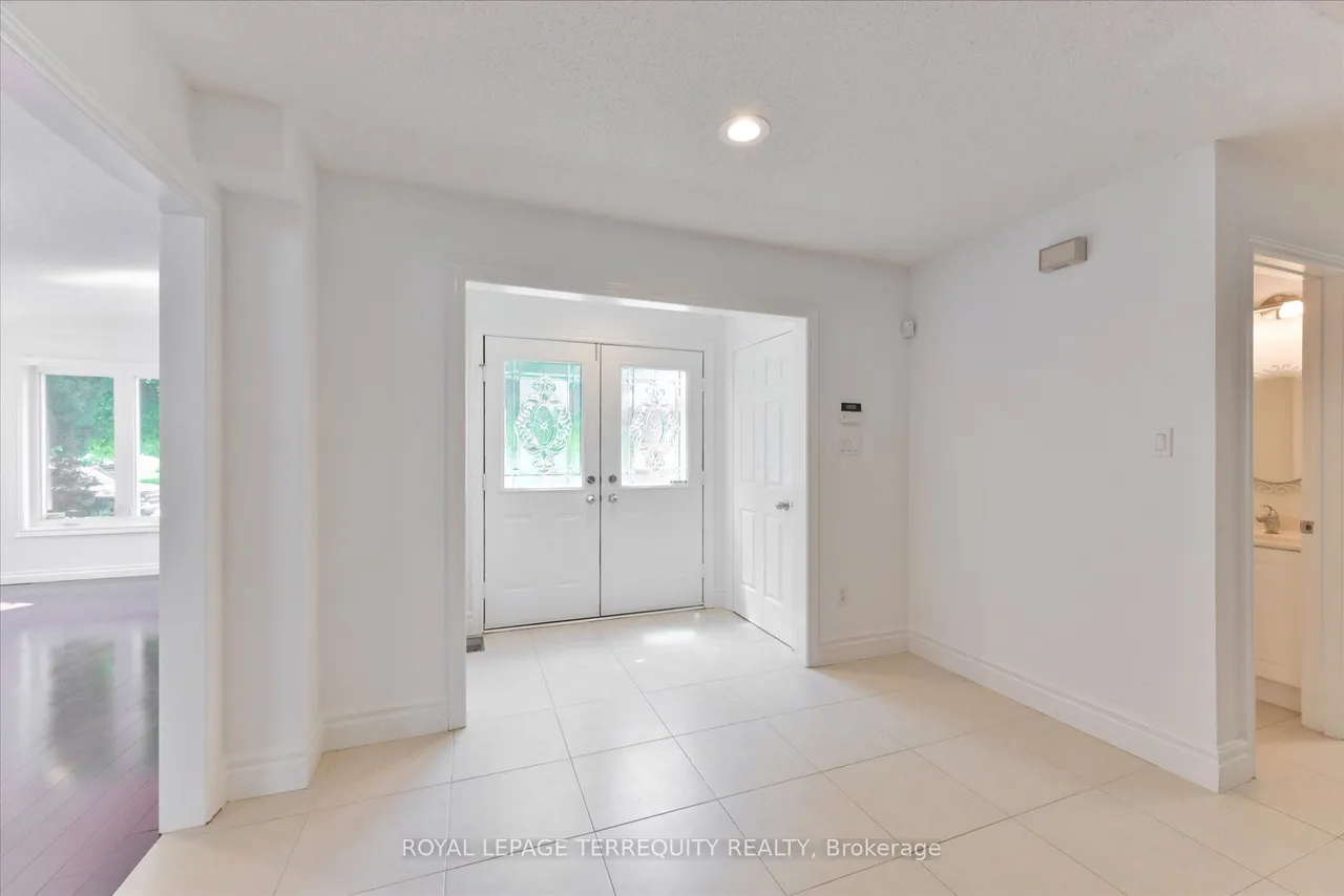 2216 Dunvegan Avenue — photo 3