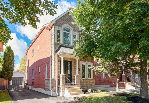 2592 Castle Hill Crescent