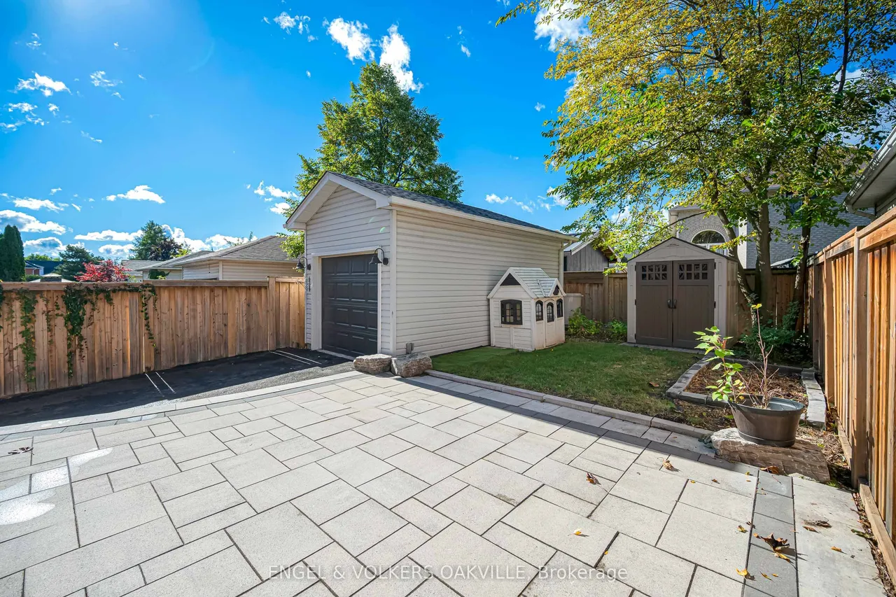 2592 Castle Hill Crescent — photo 46