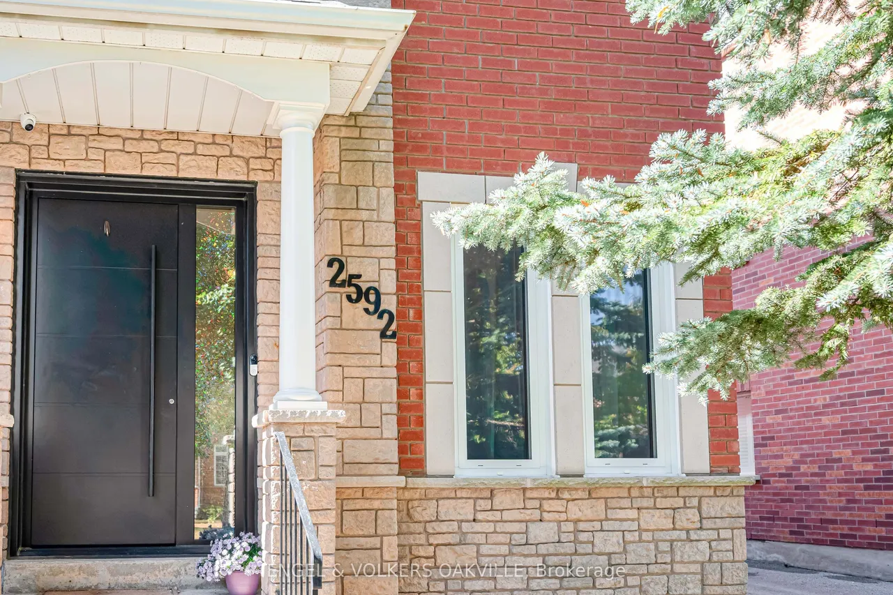 2592 Castle Hill Crescent — photo 47