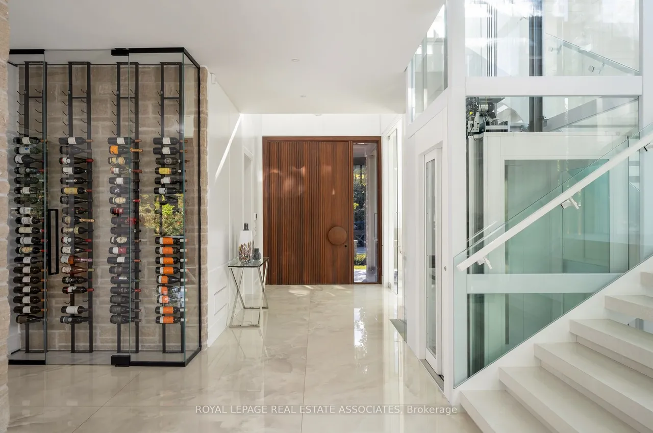 1589 Glenhill Crescent — photo 3