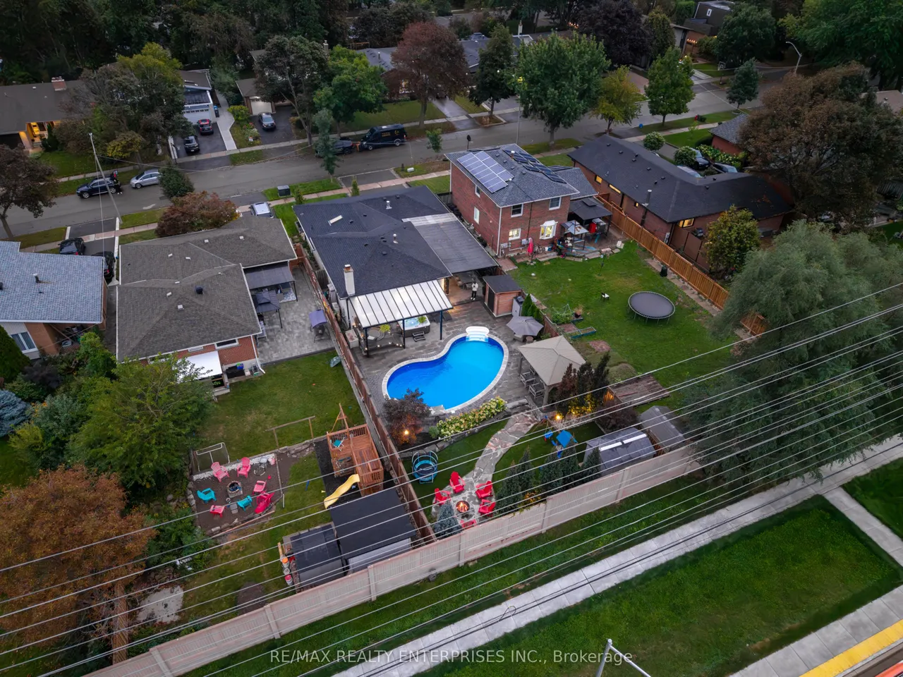 2223 Belfast Crescent — photo 46