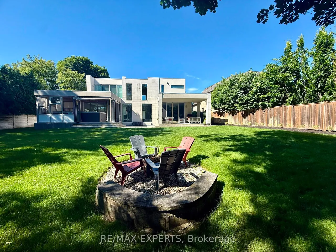 1527 Glenhill Crescent — photo 47