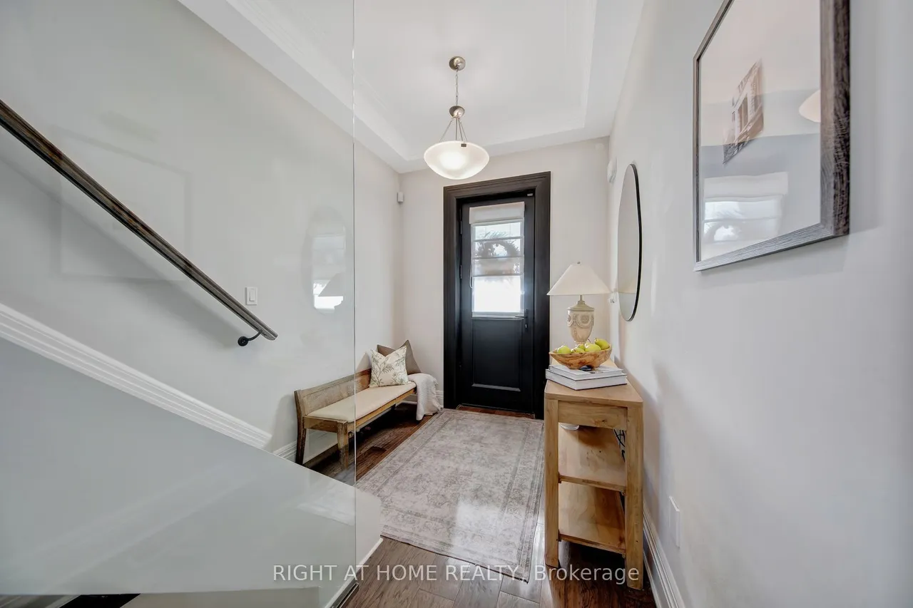 1017 Lorne Park Road — photo 3