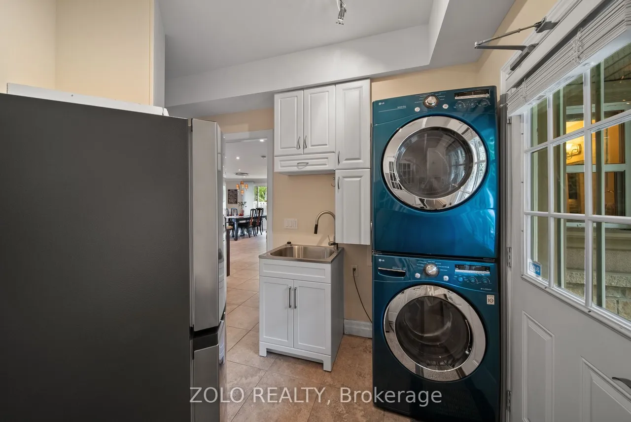 6911B Hickling Crescent — photo 39