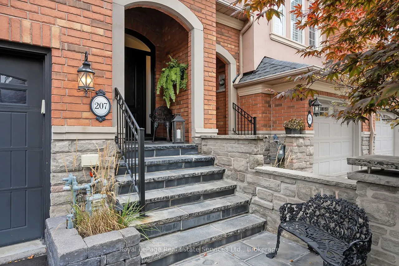 207 Tawny Crescent — photo 2