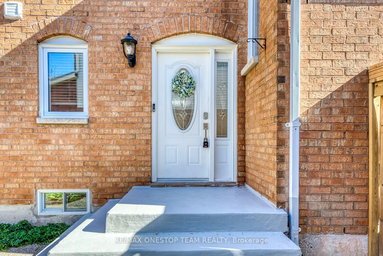 2070 Glenada Crescent — photo 50