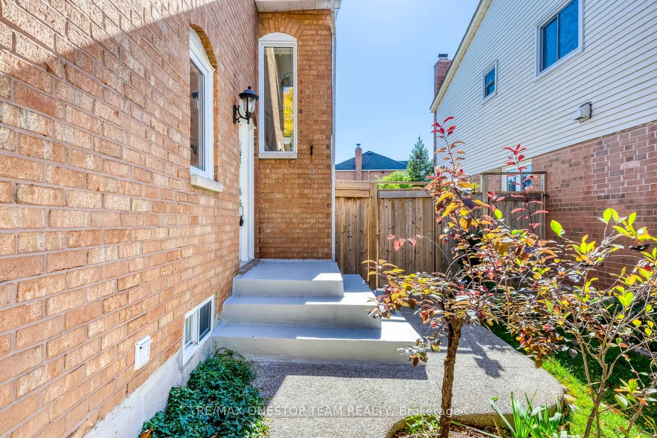 2070 Glenada Crescent — photo 49