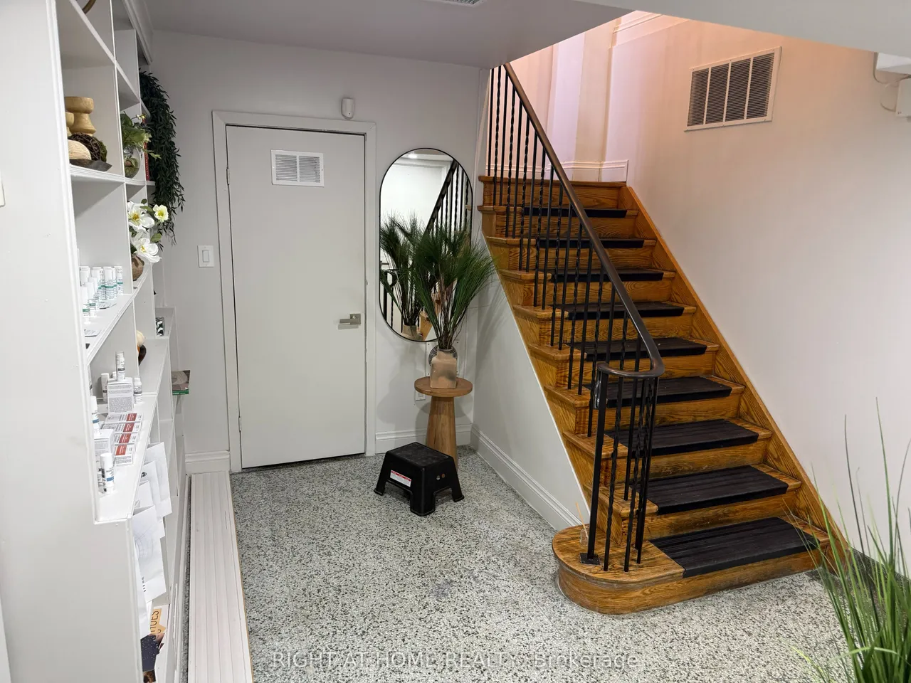 181 Lakeshore Road E — photo 50