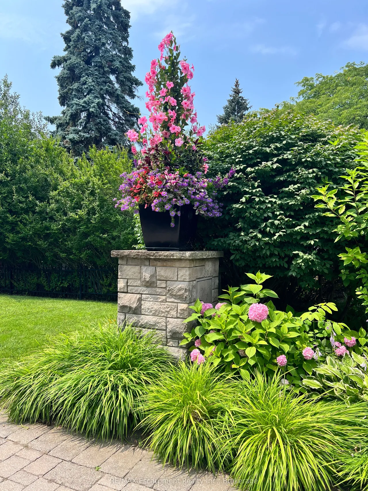 254 Donessle Drive — photo 3