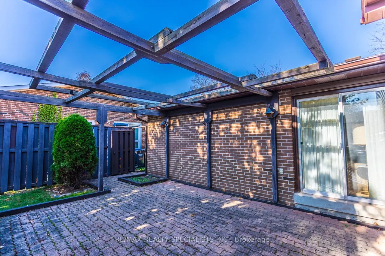 2412 Brasilia Circle — photo 46
