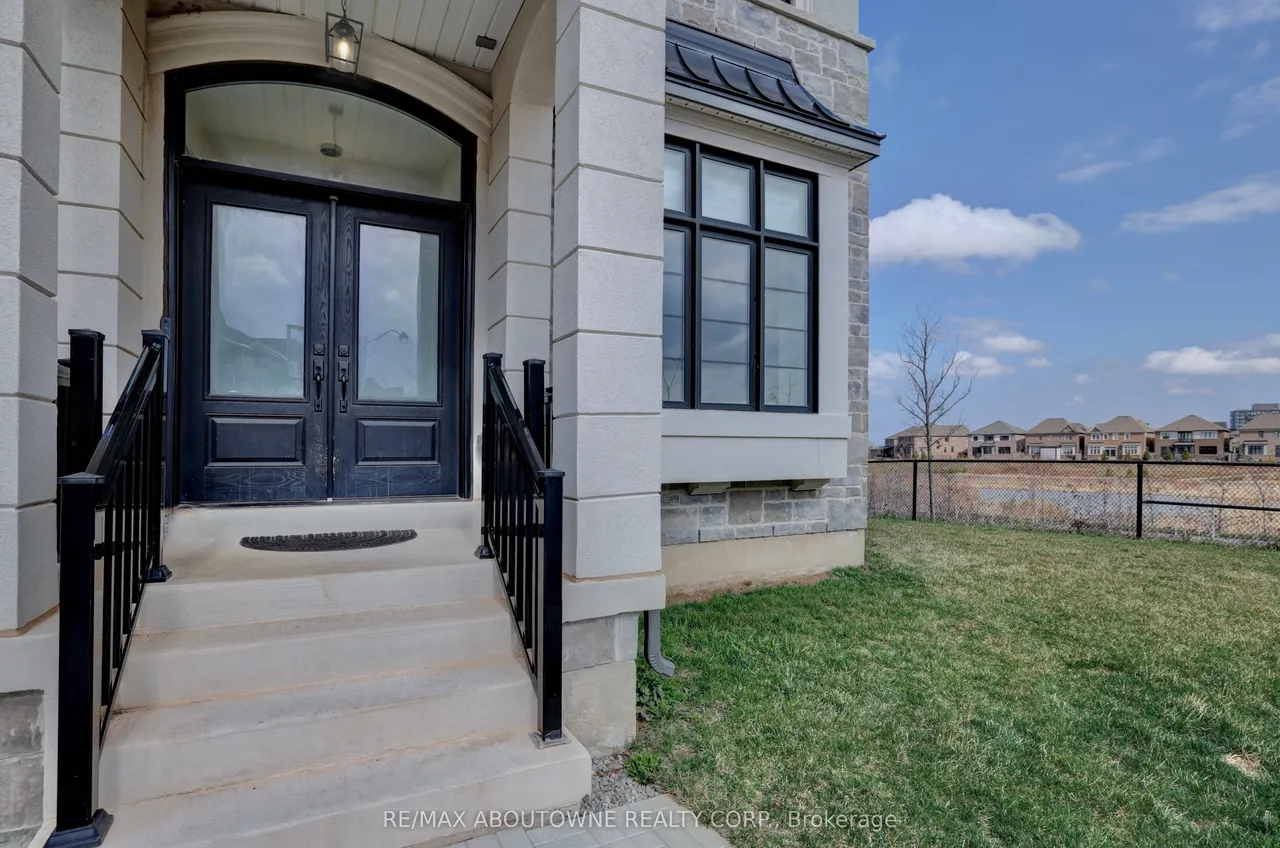 1416 Ford Strathy Crescent — photo 3