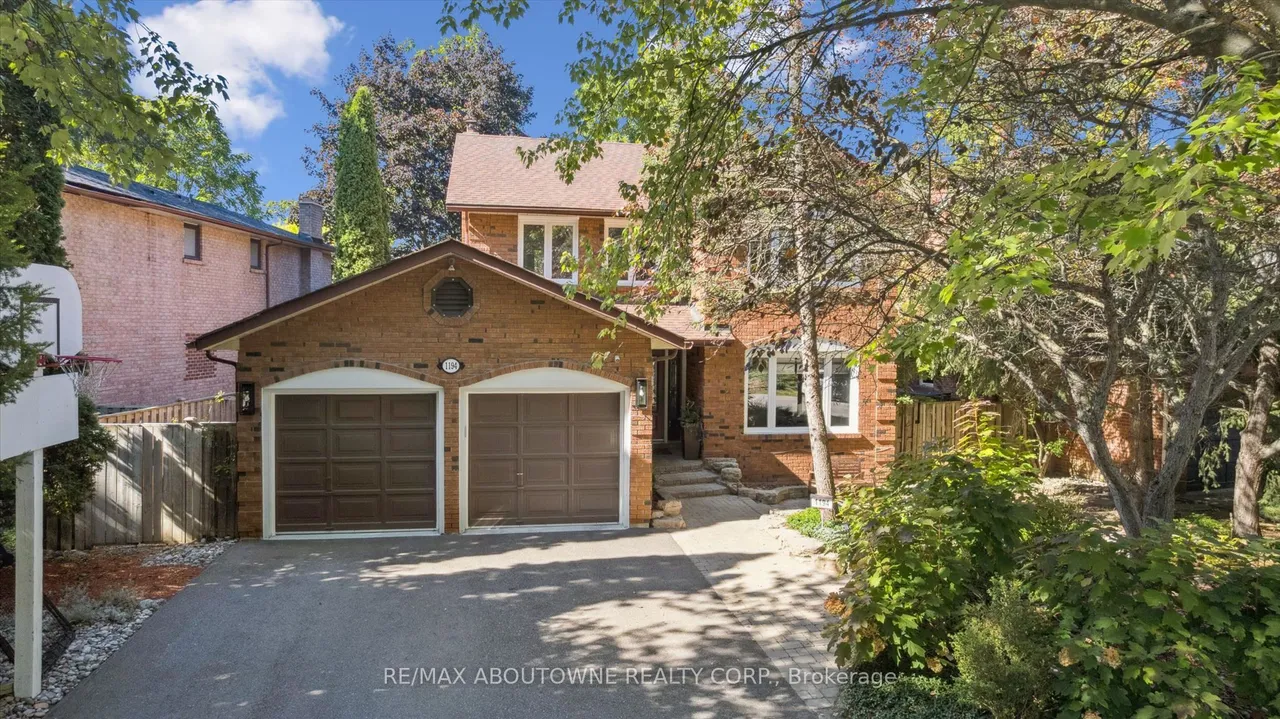 1194 Queen Victoria Avenue — photo 2