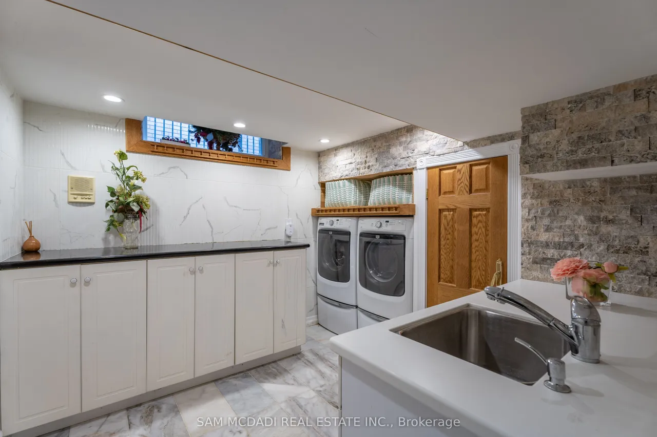 2221 Greenhurst Avenue — photo 36
