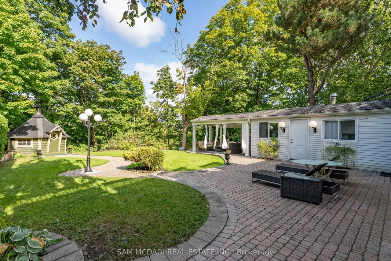 2221 Greenhurst Avenue — photo 37
