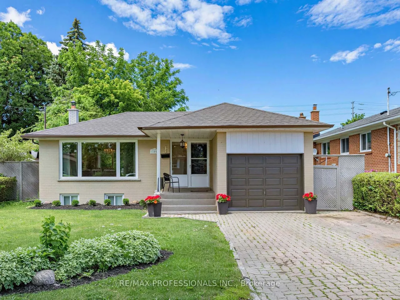 793 Netherton Crescent — photo 2