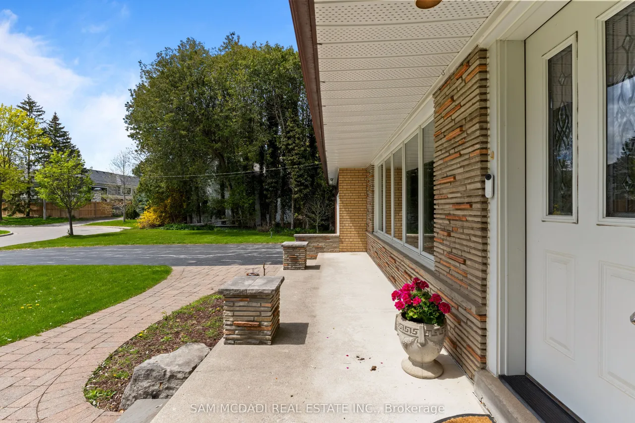 521 Vanessa Crescent — photo 3