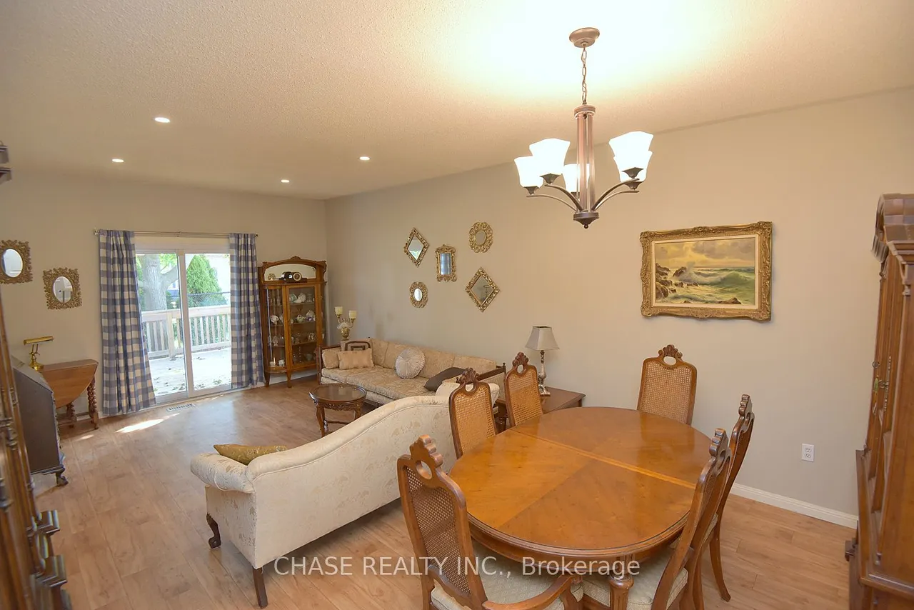 157 Silverbirch Boulevard — photo 3