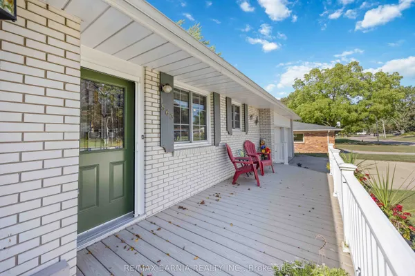 563 Riverside Drive — photo 2
