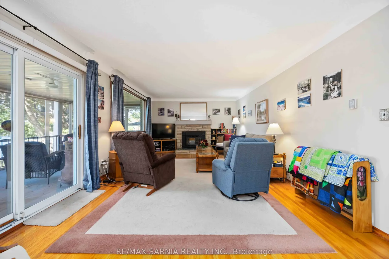 563 Riverside Drive — photo 3